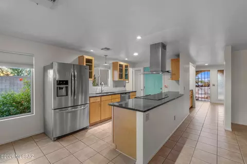 Kitchen - 10050 E Lorian St, Tucson, AZ 85748 photo 2 of 4