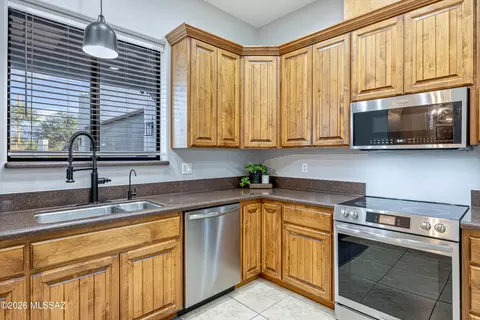Kitchen - 1 N Larkin Dr, Vail, AZ 85641 photo 5 of 5