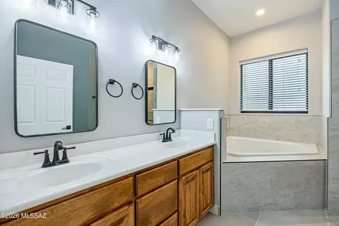 Bath - 1 N Larkin Dr, Vail, AZ 85641 photo 1 of 3
