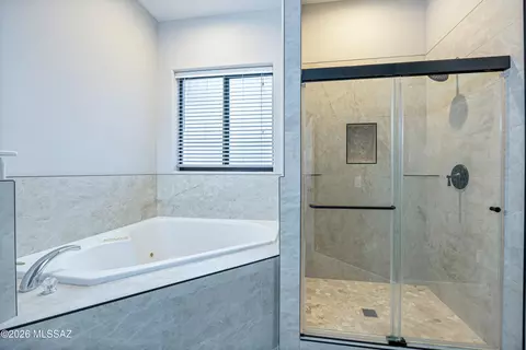 Bath - 1 N Larkin Dr, Vail, AZ 85641 photo 2 of 3