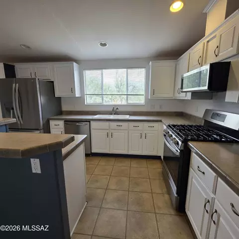 Kitchen - 567 El Sol Dr, Benson, AZ 85602 photo 1 of 4