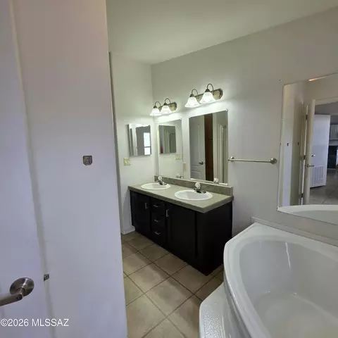 Bath - 567 El Sol Dr, Benson, AZ 85602 photo 3 of 4
