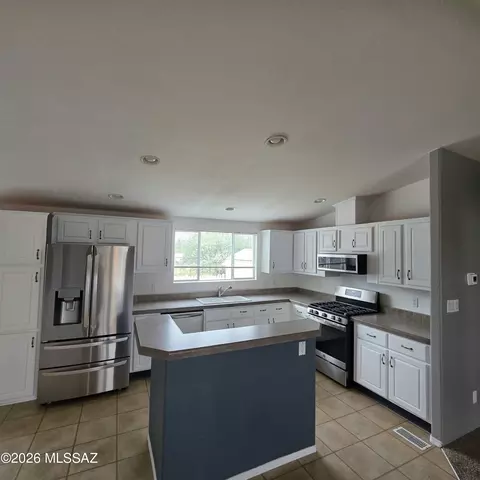 Kitchen - 567 El Sol Dr, Benson, AZ 85602 photo 3 of 4