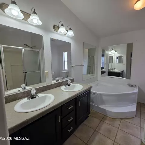 Bath - 567 El Sol Dr, Benson, AZ 85602 photo 1 of 4