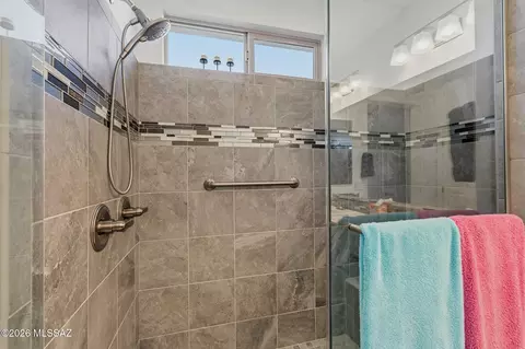 Bath - 2476 E Rolling Meadow Ln, Green Valley, AZ 85614 photo 2 of 4