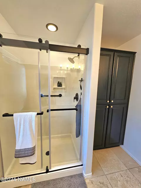 Bath - 6725 E Vail Dr, Flagstaff, AZ 86004 photo 2 of 4