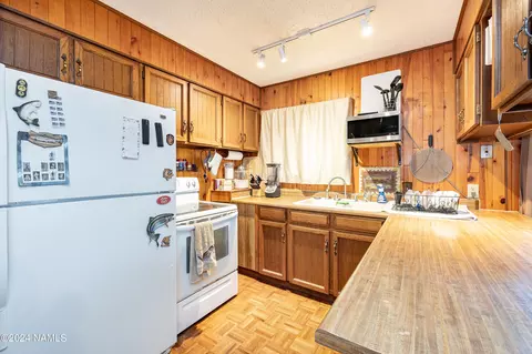 Kitchen - 3980 Canyon Loop, Flagstaff, AZ 86005 photo 2 of 3
