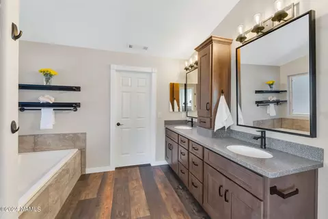 Bath - 158 E Mohawk Dr, Flagstaff, AZ 86005 photo 3 of 5