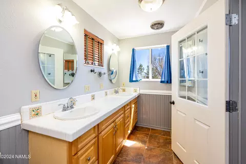Bath - 7760 E Gemini Dr, Flagstaff, AZ 86004 photo 2 of 3