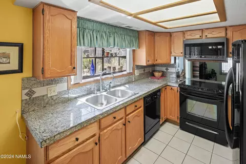 Kitchen - 6031 E Laurel Loop, Flagstaff, AZ 86004 photo 2 of 3