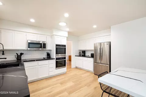 Kitchen - 4530 E Red Fox Ln, Flagstaff, AZ 86004 photo 4 of 11
