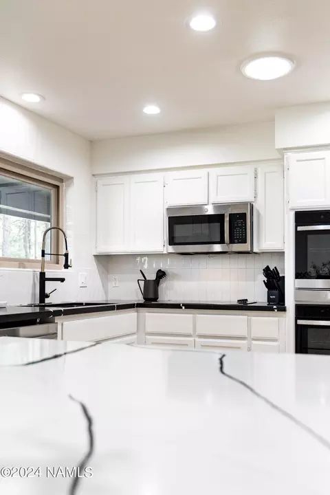 Kitchen - 4530 E Red Fox Ln, Flagstaff, AZ 86004 photo 7 of 11