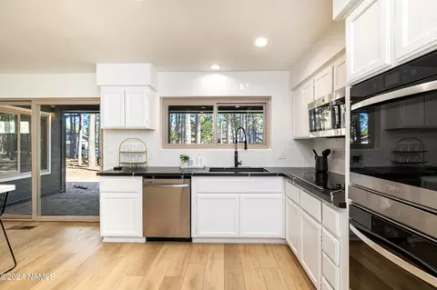 Kitchen - 4530 E Red Fox Ln, Flagstaff, AZ 86004 photo 3 of 11