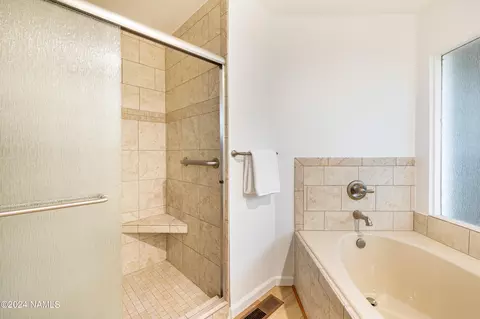 Bath - 4530 E Red Fox Ln, Flagstaff, AZ 86004 photo 4 of 6
