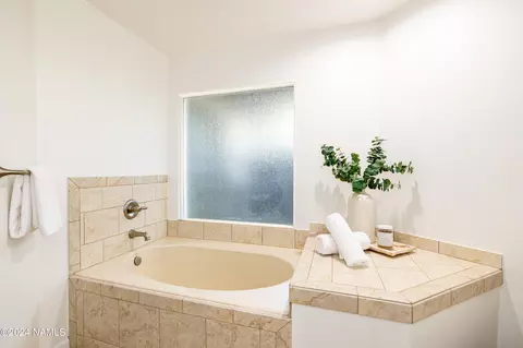 Bath - 4530 E Red Fox Ln, Flagstaff, AZ 86004 photo 3 of 6