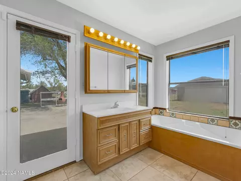 Bath - 7780 E Gemini Dr, Flagstaff, AZ 86004 photo 2 of 4