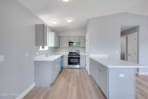 Kitchen - 1907 E Arrowhead Ave, Flagstaff, AZ 86004 photo 2 of 2