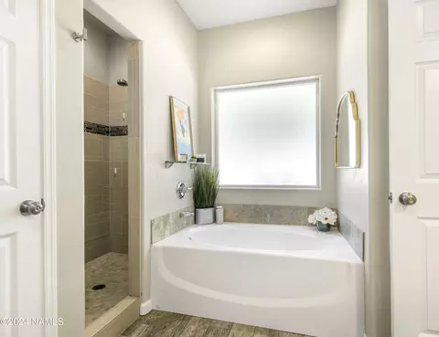Bath - 4635 Canyon Loop, Flagstaff, AZ 86005 photo 1 of 2