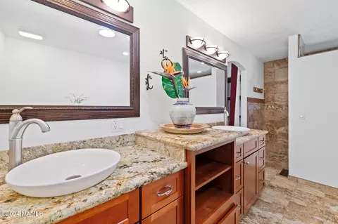 Bath - 2232 E Skyline Dr, Flagstaff, AZ 86004 photo 3 of 5