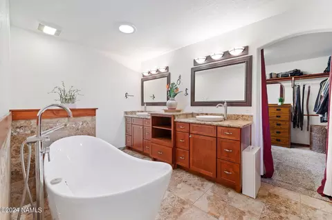 Bath - 2232 E Skyline Dr, Flagstaff, AZ 86004 photo 4 of 5