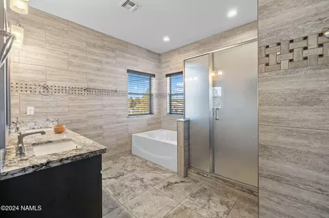 Bath - 8 E Tranquil Ln, Flagstaff, AZ 86005 photo 2 of 4