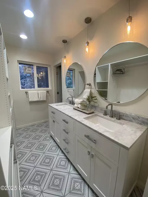 Bath - 1024 E Hillcrest Dr, Flagstaff, AZ 86004 photo 4 of 5