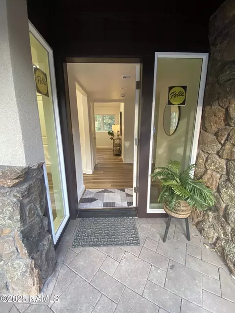 Entry Way - 1024 E Hillcrest Dr, Flagstaff, AZ 86004 photo 4 of 4