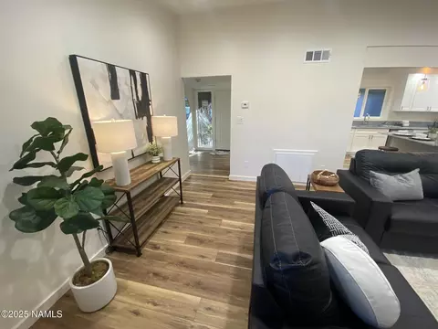 Entry Way - 1024 E Hillcrest Dr, Flagstaff, AZ 86004 photo 3 of 4