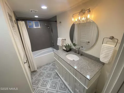 Bath - 1024 E Hillcrest Dr, Flagstaff, AZ 86004 photo 3 of 5