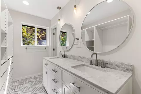 Bath - 1024 E Hillcrest Dr, Flagstaff, AZ 86004 photo 1 of 5