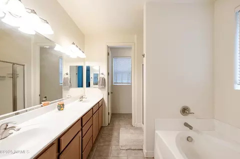 Bath - 997 E Sterling Ln, Flagstaff, AZ 86005 photo 3 of 4