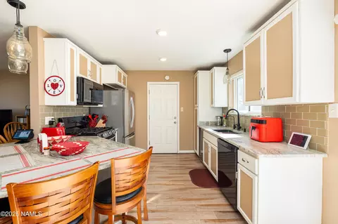 Kitchen - 4005 E Summer Run Dr, Flagstaff, AZ 86004 photo 2 of 3