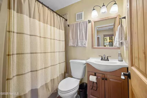Bath - 890 E David Dr, Flagstaff, AZ 86001 photo 3 of 5