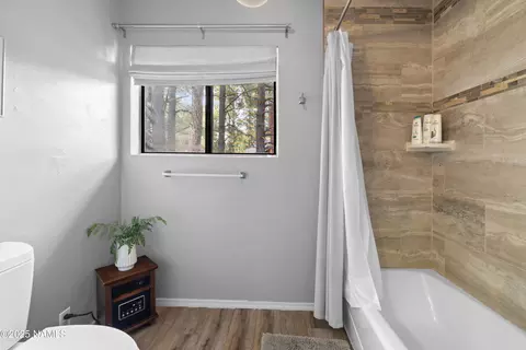 Bath - 890 E David Dr, Flagstaff, AZ 86001 photo 2 of 5