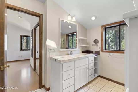 Bath - 5241 E Mount Pleasant Dr, Flagstaff, AZ 86004 photo 2 of 5