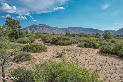 1040 Phantom Creek Ln, Meadview, AZ 86444