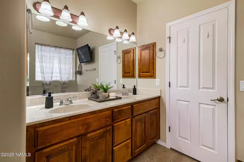 Bath - 621 Brookline Loop, Williams, AZ 86046 photo 2 of 6