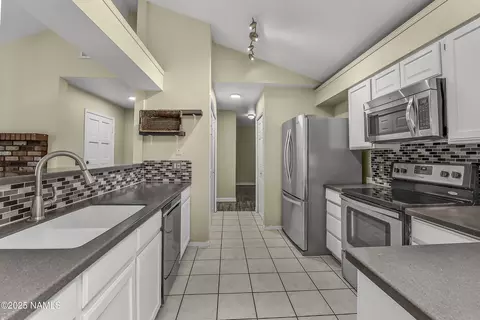Kitchen - 4316 E Broken Rock Loop, Flagstaff, AZ 86004 photo 2 of 2