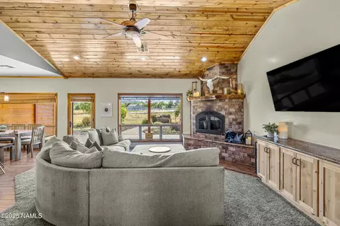 Living - 7507 Deville Ln, Flagstaff, AZ 86004 photo 2 of 5