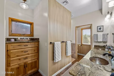 Bath - 7507 Deville Ln, Flagstaff, AZ 86004 photo 2 of 6