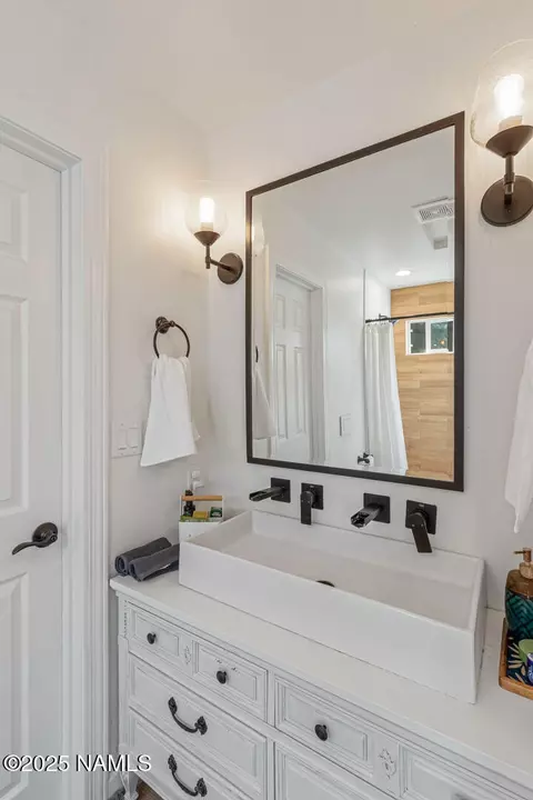 Bath - 3373 E Ascona Way, Flagstaff, AZ 86004 photo 4 of 5