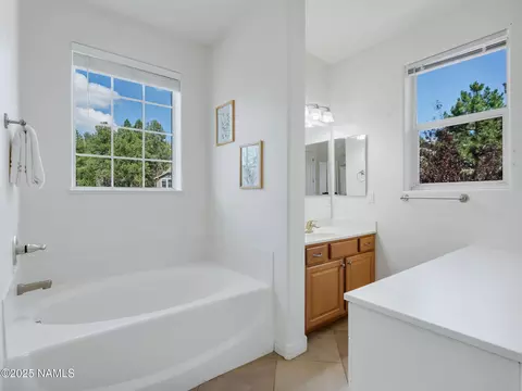 Bath - 1045 E Sterling Ln, Flagstaff, AZ 86005 photo 3 of 5