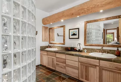 Bath - 1430 E Iris Trl, Flagstaff, AZ 86001 photo 1 of 5