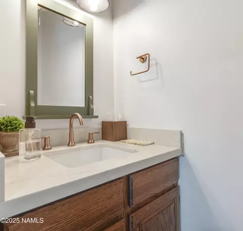 Bath - 1430 E Iris Trl, Flagstaff, AZ 86001 photo 4 of 5