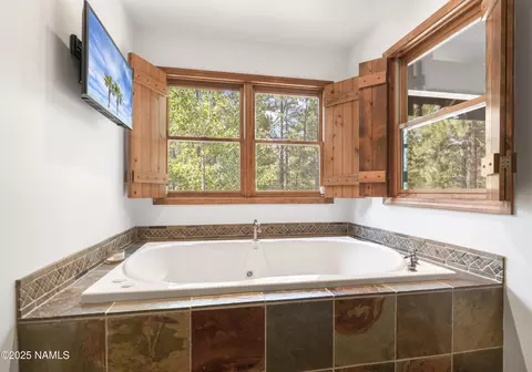 Bath - 1430 E Iris Trl, Flagstaff, AZ 86001 photo 2 of 5