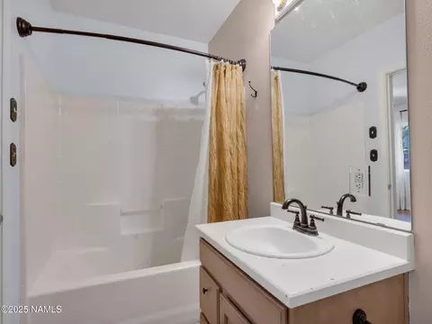 Bath - 4449 Canyon Loop, Flagstaff, AZ 86005 photo 3 of 3