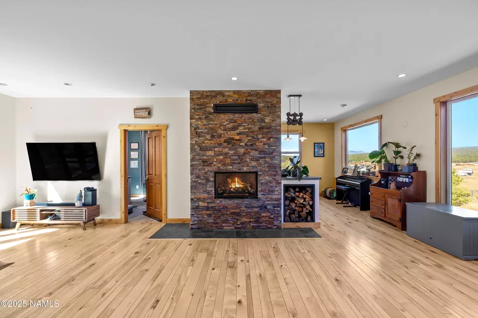 Living - 6605 N Bader Rd, Flagstaff, AZ 86001 photo 1 of 2