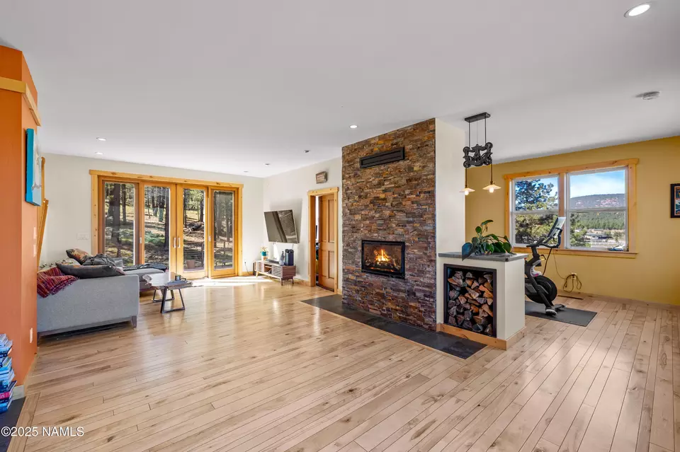 Living - 6605 N Bader Rd, Flagstaff, AZ 86001 photo 2 of 2