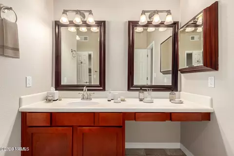 Bath - 502 E Topeka Dr, Phoenix, AZ 85024 photo 2 of 3