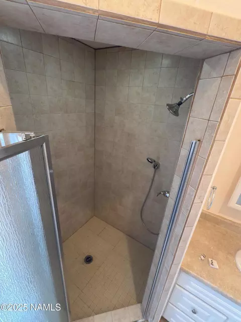 Bath - 7261 E Long Bow Dr, Williams, AZ 86046 photo 2 of 7